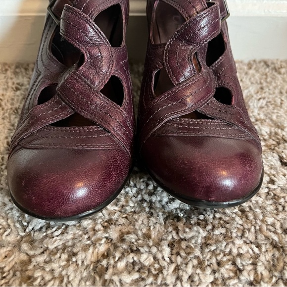 Clark’s Indigo Leather Upper Burgundy Slip on Strappy Heel Shoes Size 7 1/2 - Picture 4 of 9